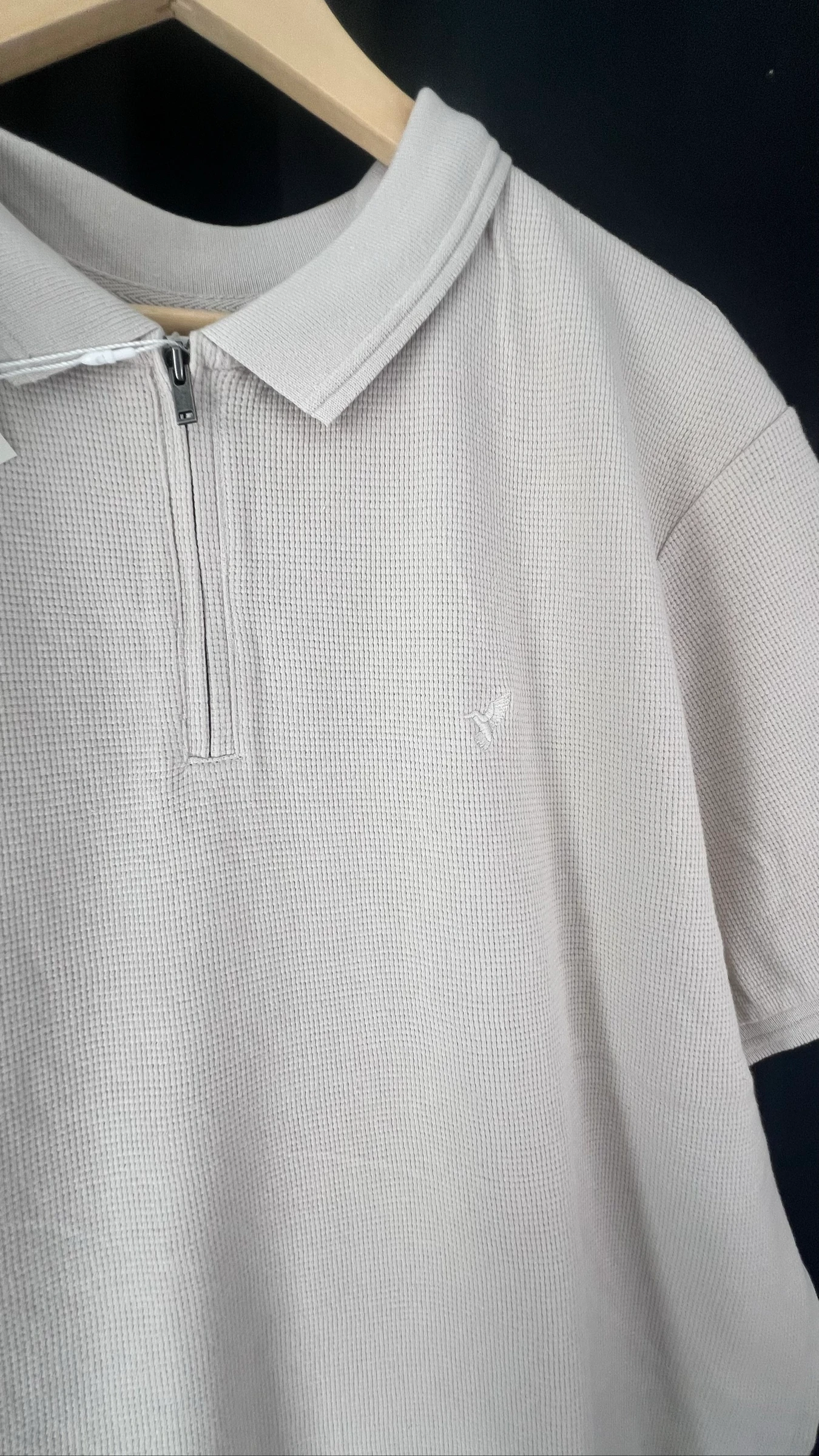 Camisa Polo Masculina Bege com Gola em Zíper e Tecido Texturizado – photo 6